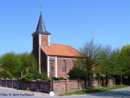 Friedhof und Kirche in Stiepelse